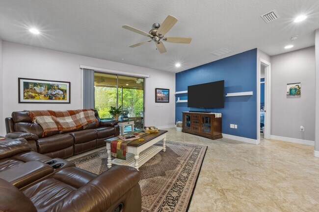Building Photo - Beautifully Maintained home in Pool Community!