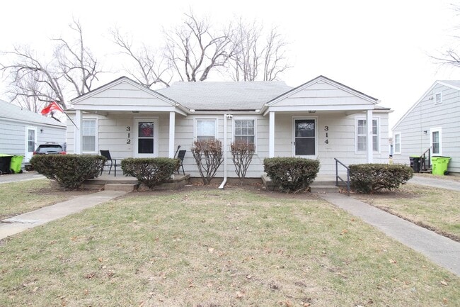 Primary Photo - December 2025 FREE On This One Bedroom Duplex in North Kansas City