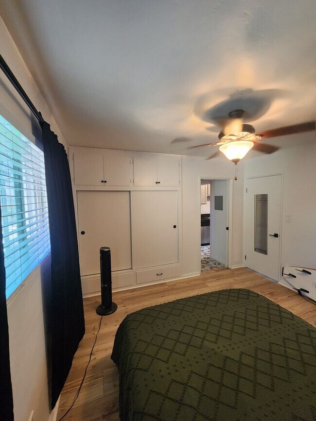 Building Photo - Updated 1Bd/1Ba Condo in Gated Community i...
