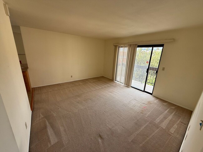 Building Photo - Prime Location End-Unit 3BR 2.5BA Townhome for Rent