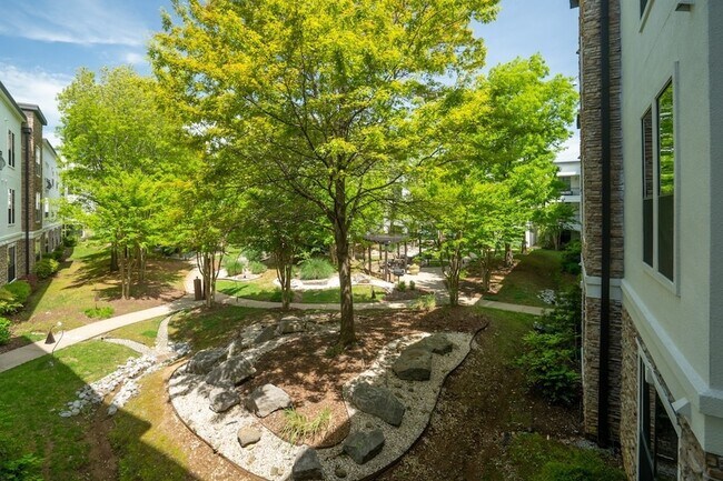 Building Photo - 2600 Hillsboro Pike
