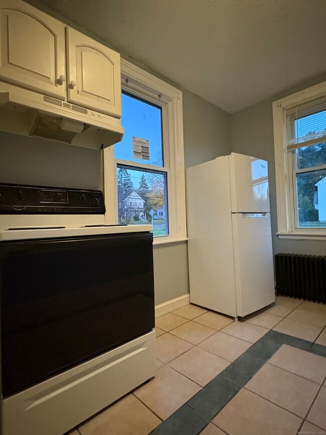 Building Photo - 449 Newfield St