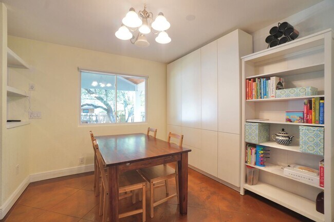 Building Photo - 4600 Pelham Dr