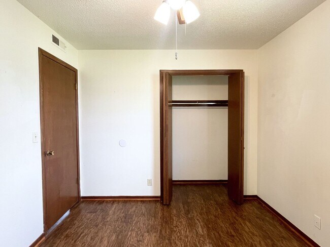 Building Photo - 4841 Newport Dr
