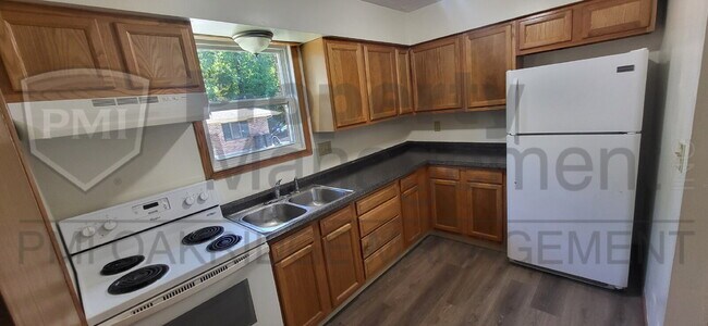Building Photo - Lower 2 Bedroom Apartment