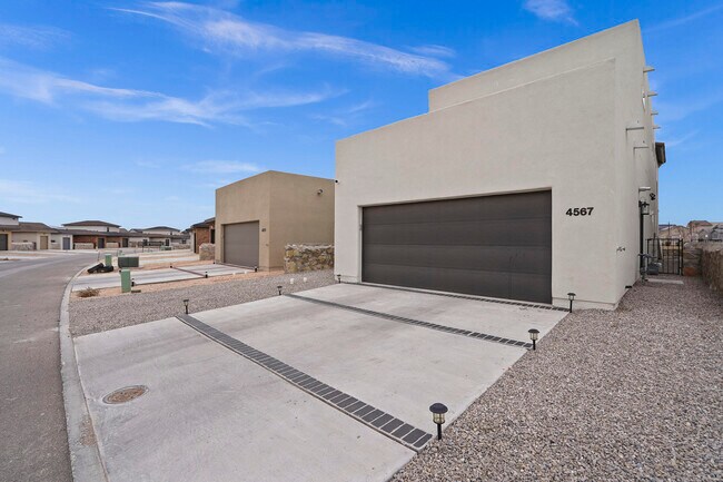 Building Photo - 4567 Marisabel Azcarate St