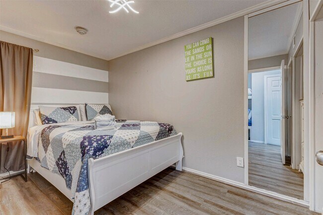 Building Photo - 6102 Seawall Blvd