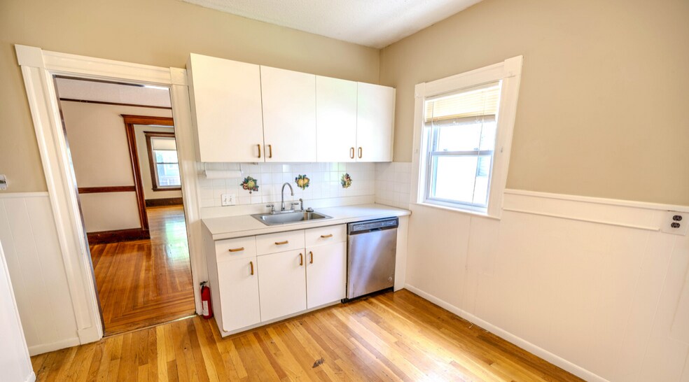 Building Photo - 46 Paulina St