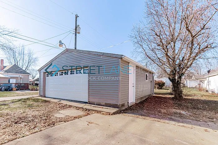 Building Photo - 723 3rd St