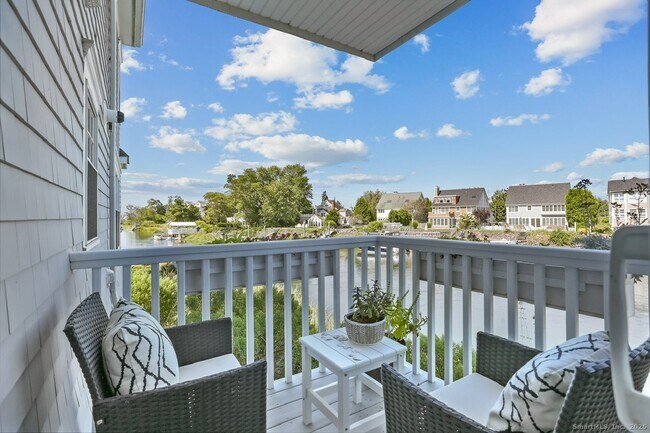 Building Photo - 1810 Fairfield Beach Rd