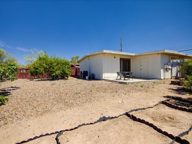 Building Photo - 3 Bedroom 2 Bathroom