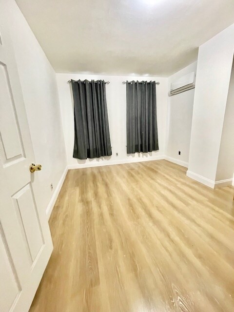 Building Photo - 285 E 40th St