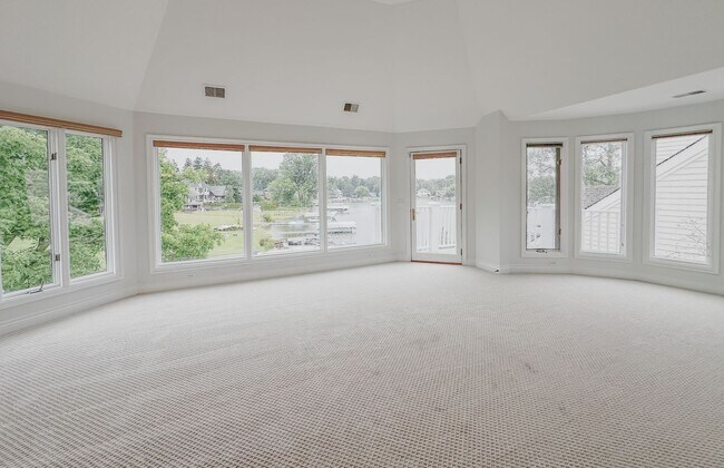 Building Photo - Lakeside Living!