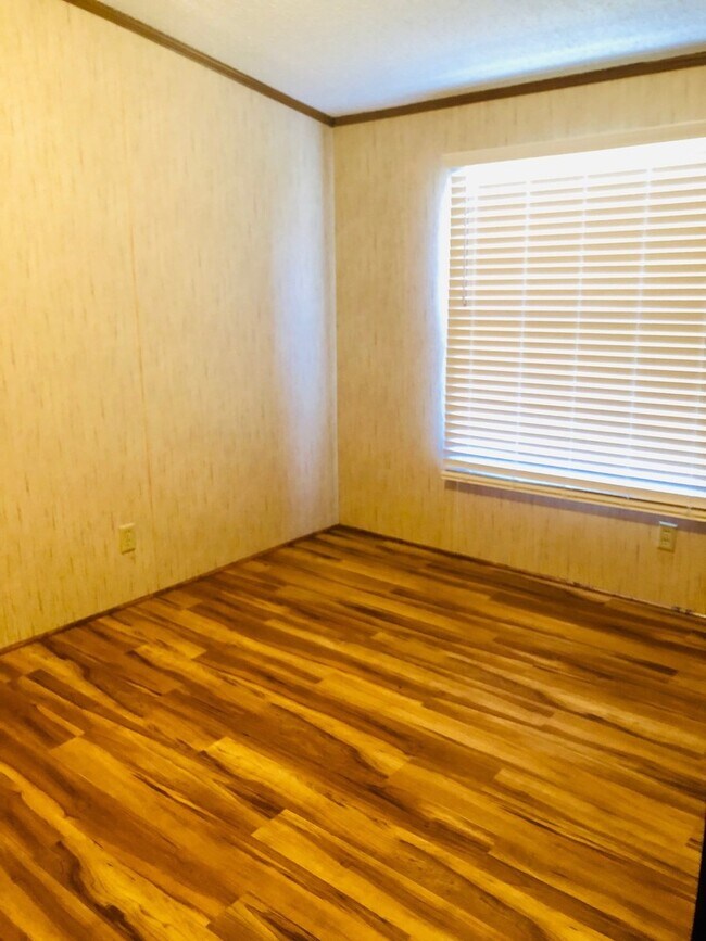 Building Photo - MOVE-IN READY! NO HUD OR SECTION 8