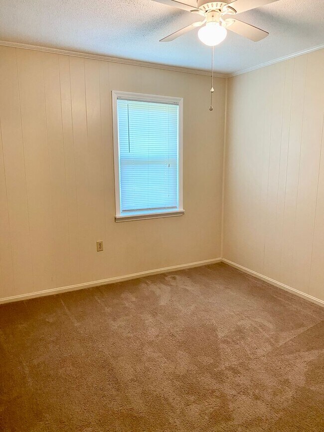 Building Photo - Available Now *Whitfield Park* 3BR/2BA home with Fenced backyard- Good schools!