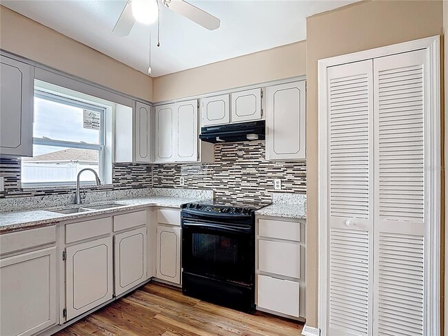 Building Photo - 115 Lindenwood Ln