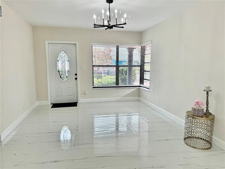 Building Photo - 1783 Lauderdale Manor Dr