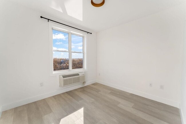 Building Photo - 43-45-45 W 32nd St