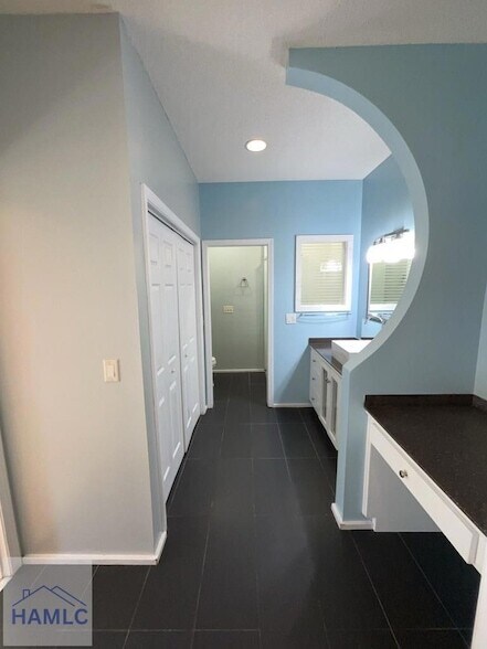 Building Photo - 380 Tremain Dr