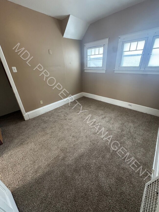 Building Photo - 909 Mackinaw St