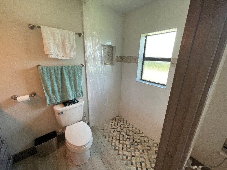 Building Photo - 2116 NE 8th Pl