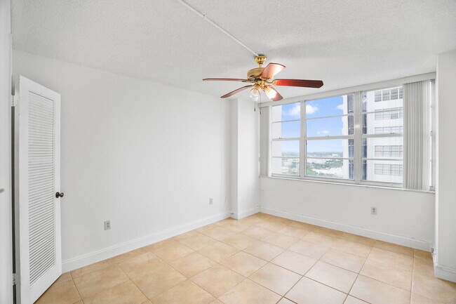 Building Photo - 18051 Biscayne Blvd