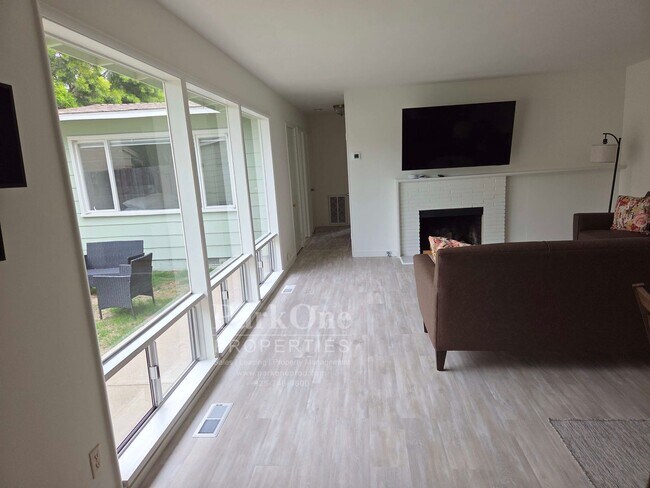 Building Photo - Super Cute Carmel Home Available for Long Term Rental