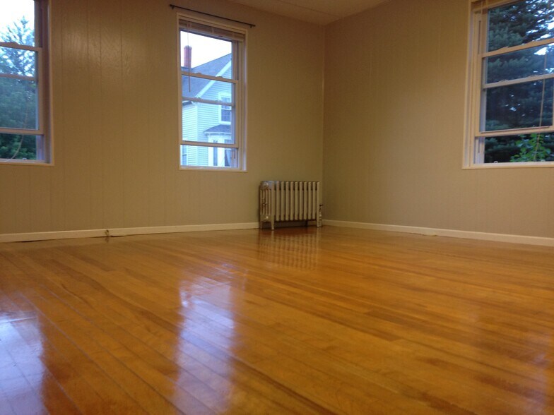 Primary Bedroom - Unoccupied - 91 Sagamore St