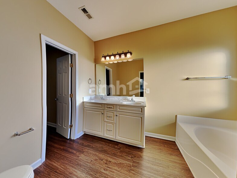 Building Photo - 1223 Chapmans Retreat Dr