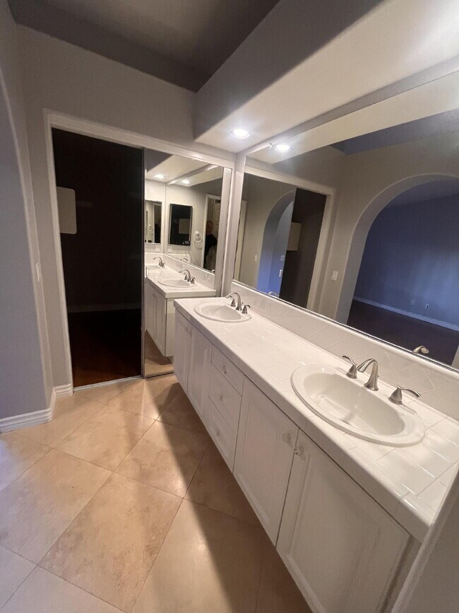 Building Photo - $3,800 - 2 Bed / 2.5 Bath Townhouse in the Crest Del Mar community