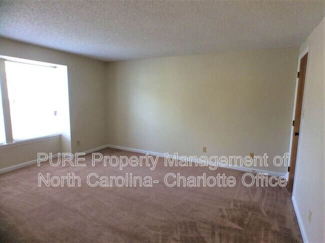 Building Photo - 9520 Shannon Green Dr