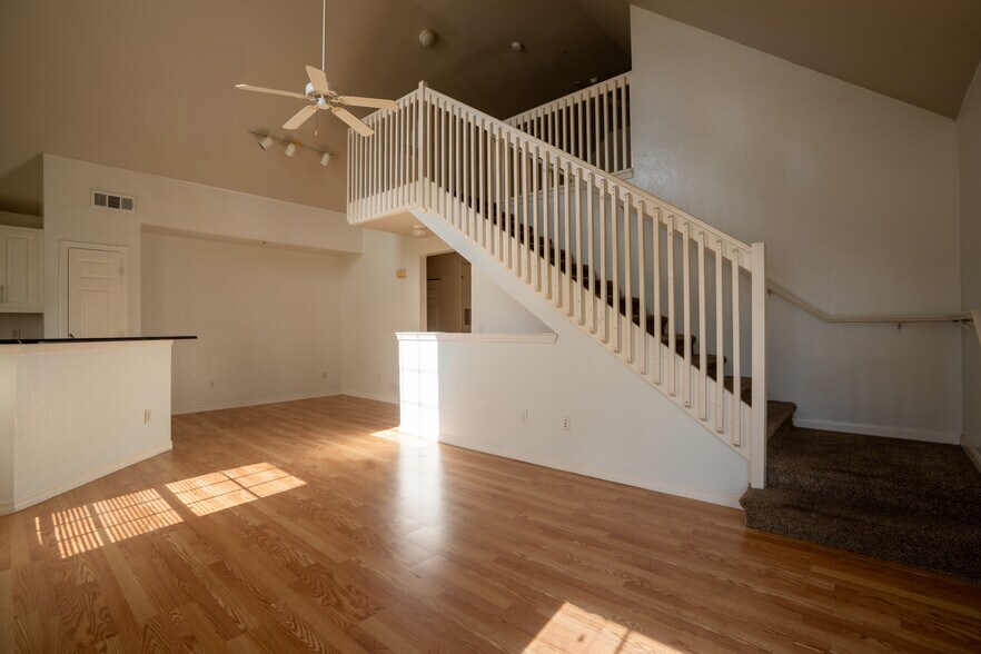 Building Photo - 9053 Lee Vista Blvd