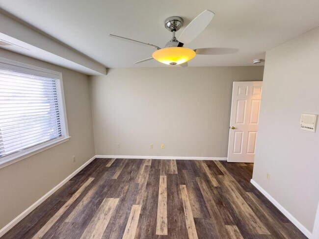 Building Photo - 4549 1/2 Hedgerow Dr