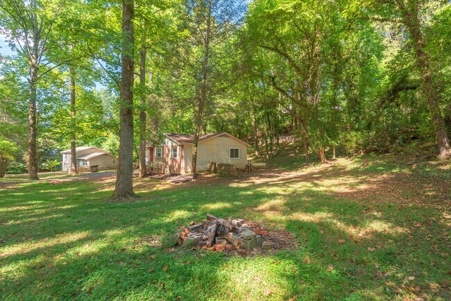 Building Photo - 7201 Dogwood Dr SW