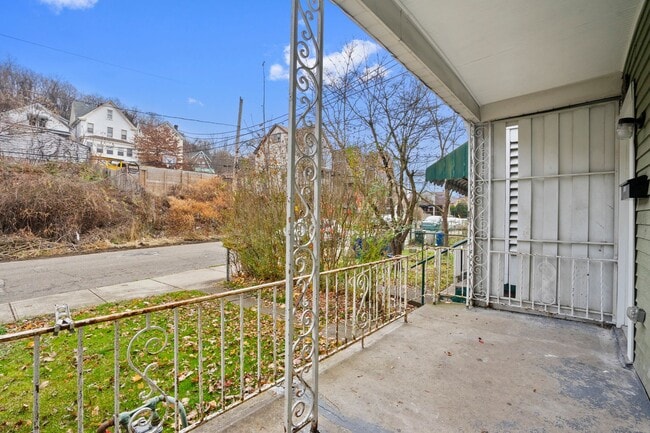 Building Photo - Renovated 3 Bed, 1 Bath Home in Hazelwood - Central AC, Convenient Location - Available Now!