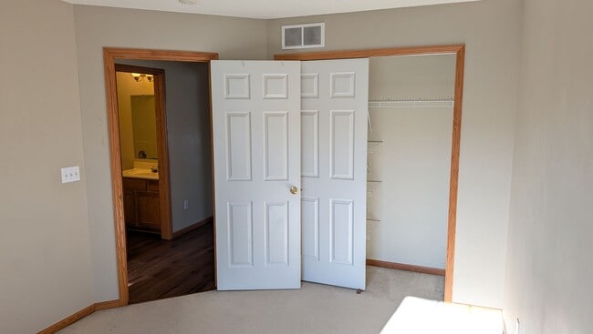 Building Photo - Amazing Apple Valley Townhome 4bd 3.5 Bath!!!