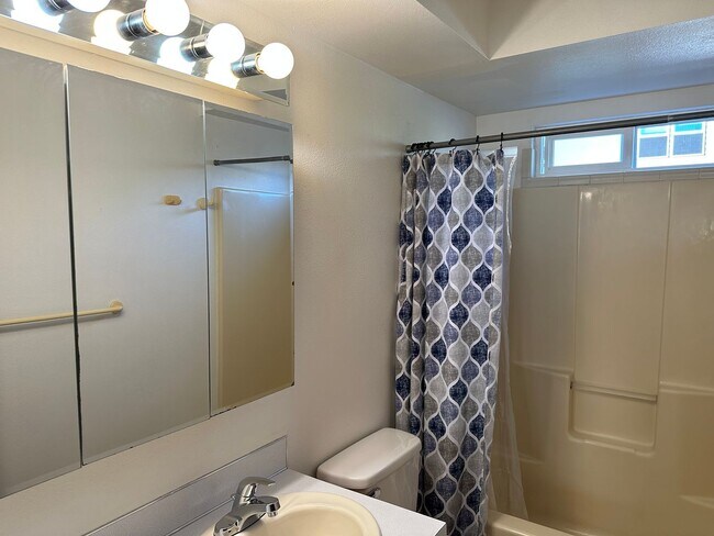 Building Photo - 1 Bedroom, 1 Bathroom Lower Unit in Small Apartment Building Close to BTC