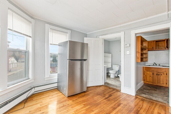 Building Photo - 4 Elm St