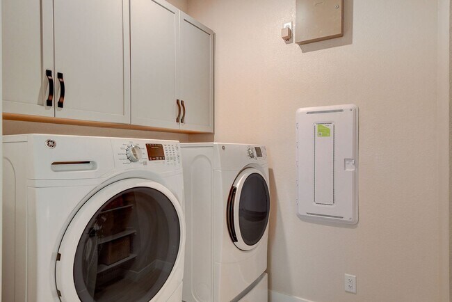 Building Photo - Luxury Fully Furnished Designer Home in Inspirada!