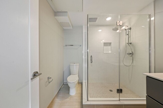 Building Photo - Professionally Managed // 2 bedroom 2 bathroom Modern Condo//  Adams Morgan// Parking Included!