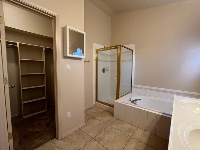Building Photo - Spacious 3 Bedroom 2 Bathroom Home In The NE!
