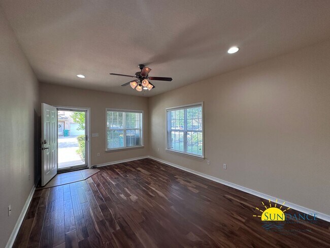 Building Photo - Stunning  3 Bedroom Townhouse in Fort Walton