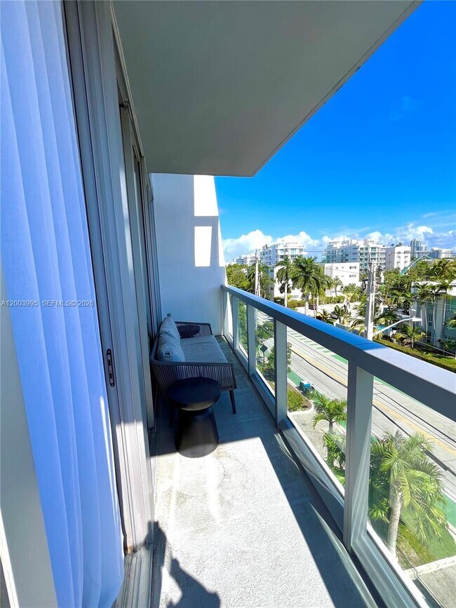 Building Photo - 9940 W Bay Harbor Dr