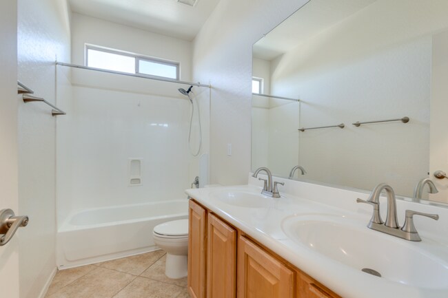 Building Photo - 3012 E Vermont Dr