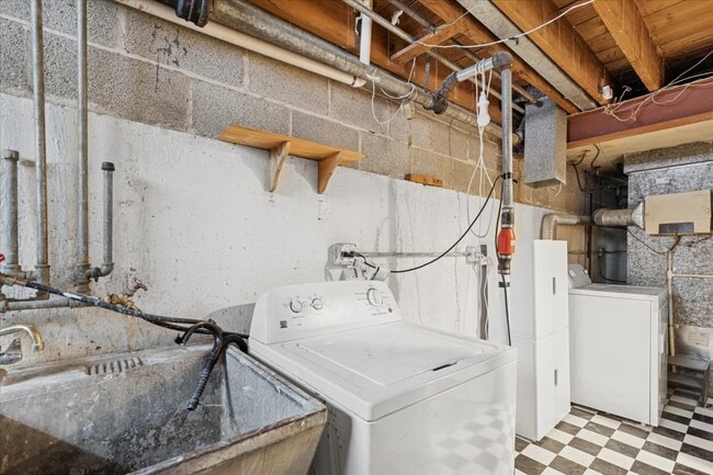 Building Photo - 1614 Main St