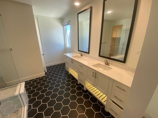 Building Photo - Modern Condo Living in the Heart of Alameda – Prime Location!