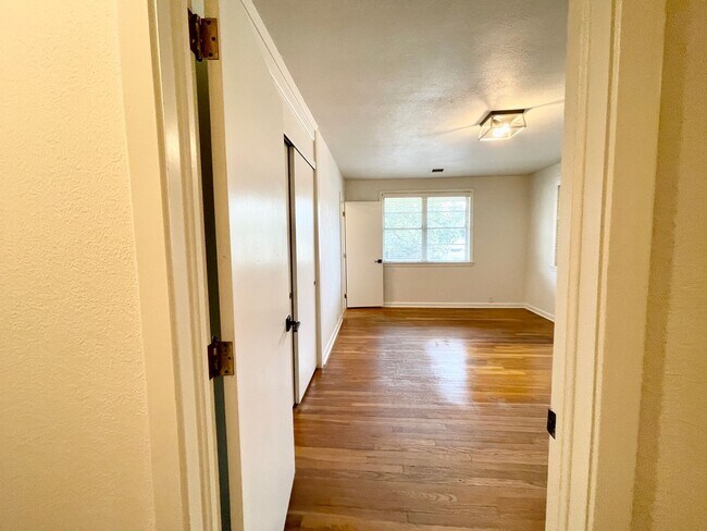 Building Photo - 3 Bedroom House with Mother in Law Suite i...