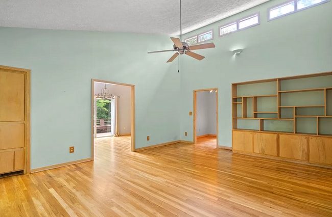 Building Photo - GREENVILLE LOOP- 3 bed | 2 bath house w/ private yard!