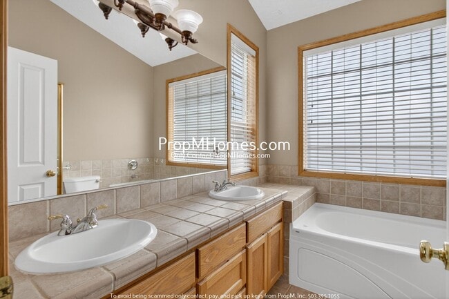 Building Photo - Spacious Three Bedroom Home in Clackamas!