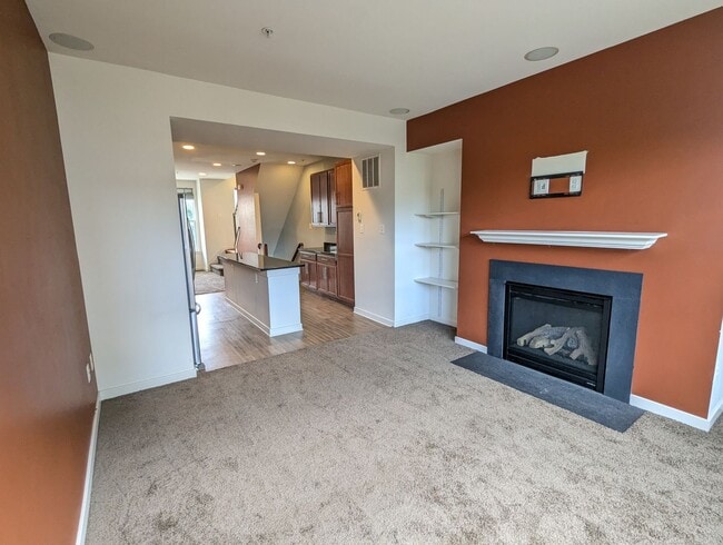 Building Photo - Modern 4 level townhouse available for imm...